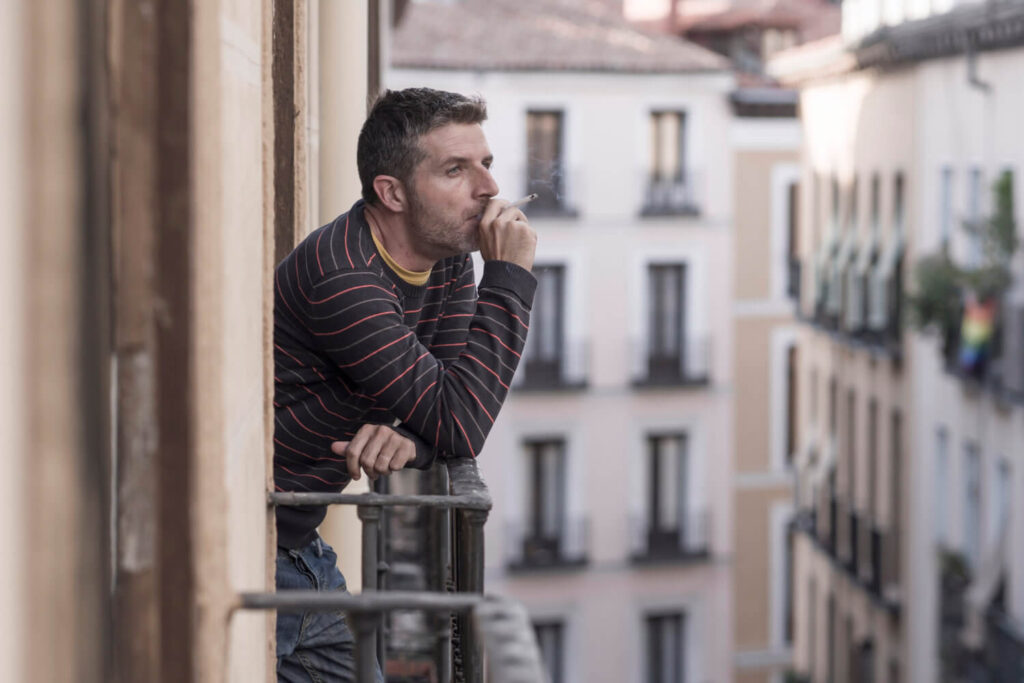 Přirovnání kouření na balkoně aneb Pekelní sousedé